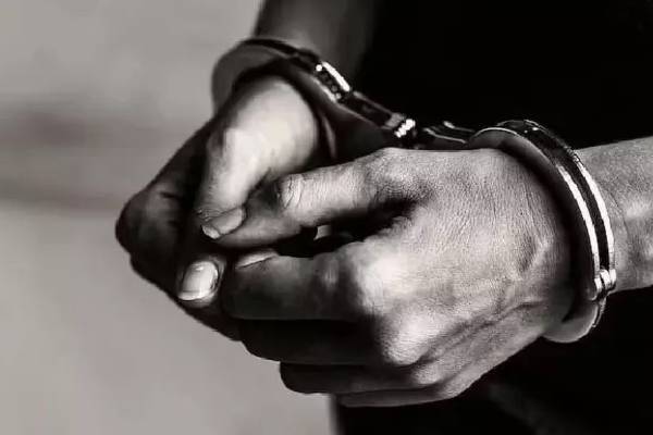 காவல்துறை பணிகளுக்கு இடையூறு விளைவித்த நால்வர் கைது | 4 Suspects Arrested For Obstructing Police