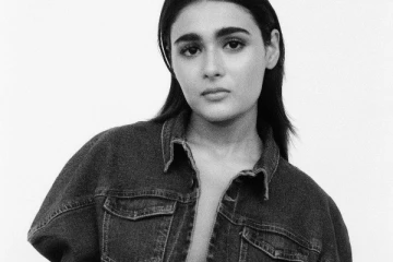 சட்டை பட்டன் போடாமல் எல்லைமீறிய ஷாலினி பாண்டே