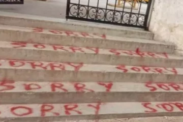 மன்னிப்பாயா ஒரே முறை : பள்ளியின் சுவர்களில் 'Sorry Sorry' என எழுதி வைத்த மர்ம நபர் , போலீஸ் விசாரணை