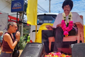 தியாக தீபம் திலீபன் ஊர்திக்கு அஞ்சலி செலுத்திய வெளிநாட்டுப்பெண்