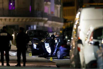 பிரான்ஸில் பொலிஸ் அதிகாரிகள் மீது மோத வந்த கார்; இருவர் பலி!