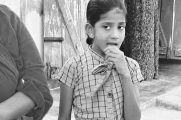 தோழியை காரில் கடத்த முற்பட்ட சிலர்... சிறுமியின் துணிச்சலான செயல்! குவியும் பாராட்டுக்கள்