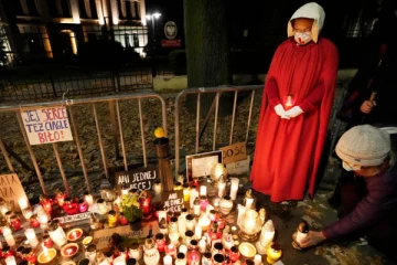 பரிதாபமாக உயிரிழந்த கர்ப்பிணி; பிரபல ஐரோப்பிய நாட்டில் கருக்கலைப்பு சட்டத்திற்கு எதிராக வெடித்த போராட்டம்