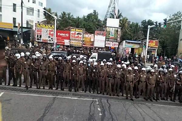 கொழும்பில் பாரிய ஆர்ப்பாட்டம் - காவல்துறை குவிப்பு ; தொடரும் பதற்றம்! | Kelani University Students Big Protest In Colombo