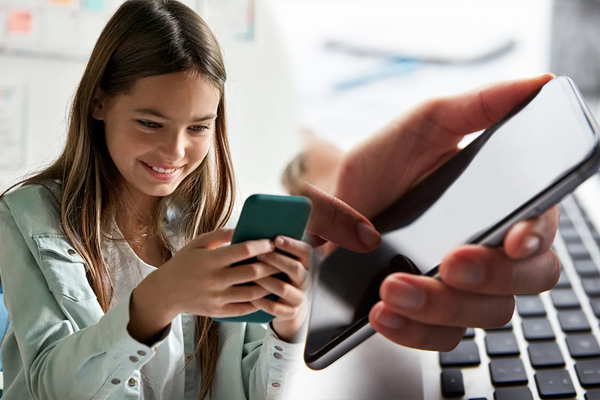 செல்போனை இப்படி வைத்து பயன்படுத்துறீங்களா? துரத்தும் புதிய டிஜிட்டல் நோய் | Phone Use Person Attack Text Neck Syndrome செல்போனை இப்படி வைத்து பயன்படுத்துறீங்களா? துரத்தும் புதிய டிஜிட்டல் நோய் | Phone Use Person Attack Text Neck Syndrome