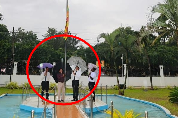 யாழில் குடை பிடித்து தேசிய கொடியை ஏற்றிய அமைச்சர்; கடும் விசனம் ! | Minister National Flag Holding Umbrella In Jaffna