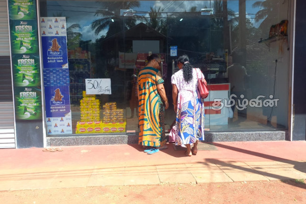 வவுனியாவில் பல்பொருள் அங்காடிக்குள் கத்திக்குத்து: பெண் ஒருவர் கைது | Woman Stabbed In Vavuniya