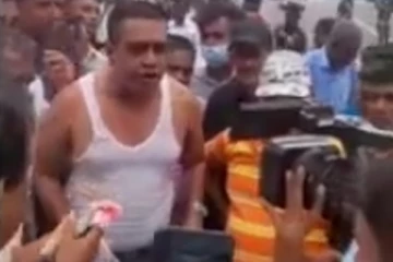 විපක්ෂයේ මන්ත්රීවරුන් පිරිසක් ද සමගින් උණුසුම් විරෝධතාවයක් - තත්ත්වය පාලනයට පොලිසියෙන් කඳුළු ගෑස් ප්රහාරයක්.. උණුසුම් තත්ත්වයක්.. (VIDEO)