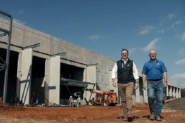 கிறிஸ்துமஸை முன்னிட்டு ஊழியர்களுக்கு 240 மில்லியன் டொலர் போனஸாக அளித்த நிறுவனம் | Louisiana Factory Christmas Bonuses