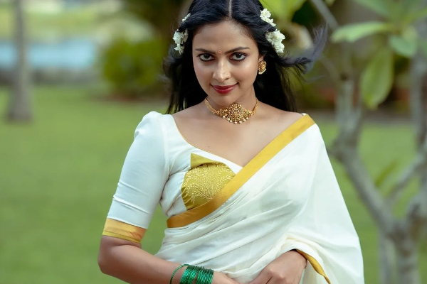 ஏடாகூடமாக போஸ் கொடுத்து கவர்ச்சியில் உச்சம் தொட்ட அமலா பால்!..மோசமாக வர்ணிக்கும் நெட்டிசன்கள் | Amala Paul Latest Photoshoot