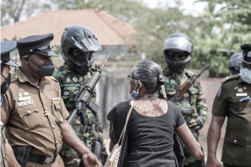 யாழில் பொலிஸார் தாக்கியதனால் பார்வை இழக்கப்படுவதாக பெண் பகிரங்க குற்றச்சாட்டு (Video)