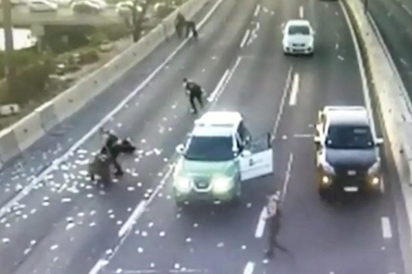 Robbers who dumped money in bundles on the road