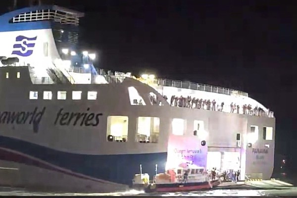 தென் கொரியாவில் கடற்கரை பாறை மீது படகு: சிக்கி தவித்த நூற்றுக்கணக்கானோர் மீட்பு | South Korean Ferry Runs Aground 100 Rescued