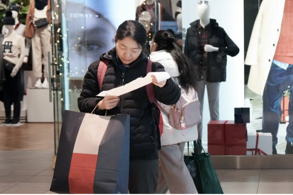 விடுமுறை செலவுகளை கட்டுப்படுத்தும் கனடியர்கள் | Many Canadians Preparing To Cut Back On Holiday விடுமுறை செலவுகளை கட்டுப்படுத்தும் கனடியர்கள் | Many Canadians Preparing To Cut Back On Holiday