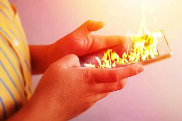 செல்போன் பேட்டரி வெடிப்பதற்கு முக்கிய காரணம்! இதை மட்டும் செய்யாதீங்க