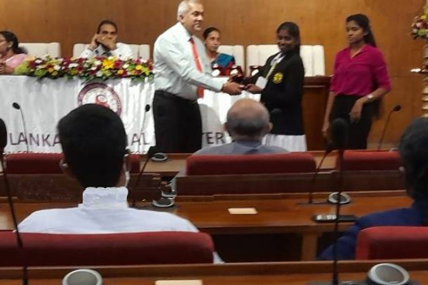 தேசிய அளவில் யாழ்ப்பாணத்திற்கு பெருமை சேர்த்த மாணவி! | National Level Best Innovator Award Jaffna Student