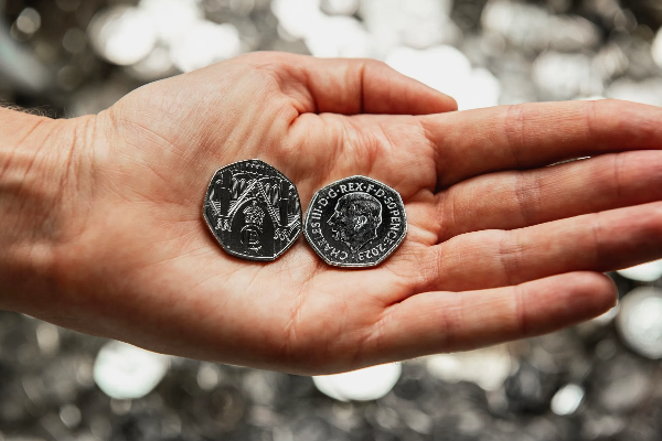 மன்னரின் உருவம் பொறிக்கப்பட்ட 50 பென்ஸ் சிறப்பு நாணயம் | A 50 Pence Coin Bearing The Image Of The King