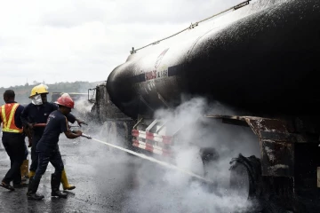 எரிபொருள் லாரி மீது மற்றுமொரு லாரி மோதியதில் 48 பேர் பலி