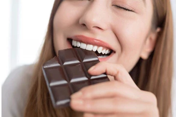 பெண்கள் அதிகமாக டார்க் சாக்லேட் சாப்பிடுவது நல்லதா? வாங்க தெரிந்து கொள்வோம்