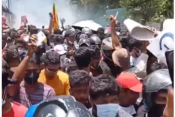 மகிந்தவின் வீட்டின் முன் பதற்றம் - ஆர்ப்பாட்டக்காரர்களை கலைக்க கண்ணீர் புகை பிரயோகம்(காணொளி)