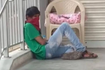 மனைவிக்கு கொரோனா: பிறந்த குழந்தையுடன் வாசலிலே காத்துக் கொண்டிருக்கிருக்கும் கணவன்!