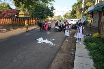 யாழ் பிரபல பாடசாலைக்கு முன்பு கழிவுகளை வீசியவருக்கு எதிராக நடவடிக்கை