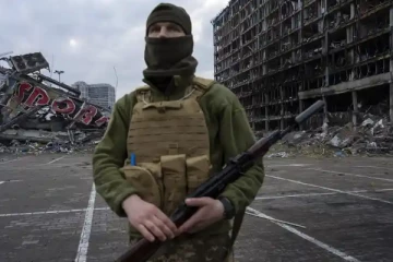 ரஷ்ய வீரரை துடி துடிக்க சுட்டுக்கொன்ற உக்ரைன் வீரர்