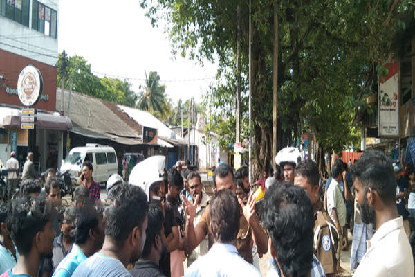 யாழில் எரிபொருள் நிலையத்தில் இளைஞனை தாக்கிய பொலிஸார்! | The Police Attacked Young Man Fuel Station In Yali