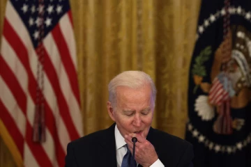 தகாத வார்த்தையால் செய்தியாளரை திட்டிய அமரிக்க ஜனாதிபதி! விரைந்து பகிரப்படும் காணொளி!