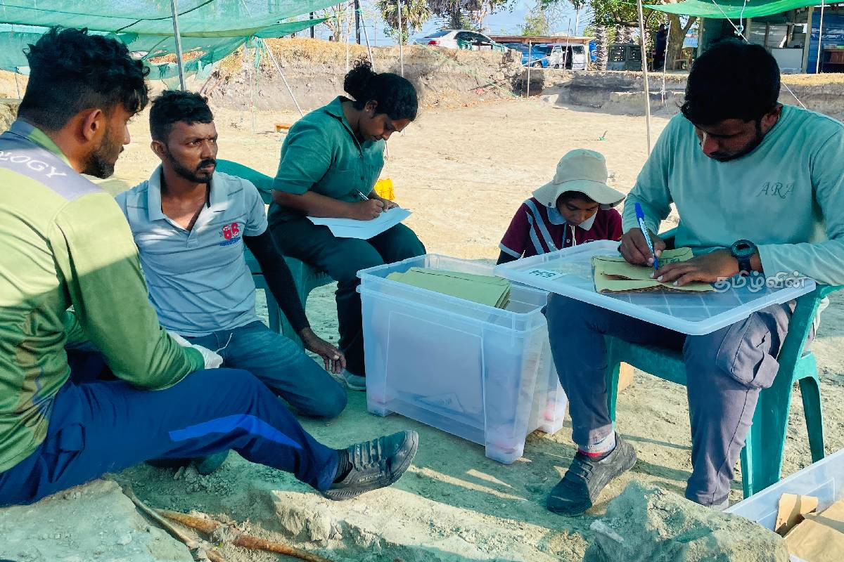 செம்மணி மனித புதைகுழியின் 106 ஆவது நாள் அகழ்வு பணிகள் முன்னெடுப்பு | Semmani Mass Grave Excavation 106Th Day செம்மணி மனித புதைகுழியின் 106 ஆவது நாள் அகழ்வு பணிகள் முன்னெடுப்பு | Semmani Mass Grave Excavation 106Th Day