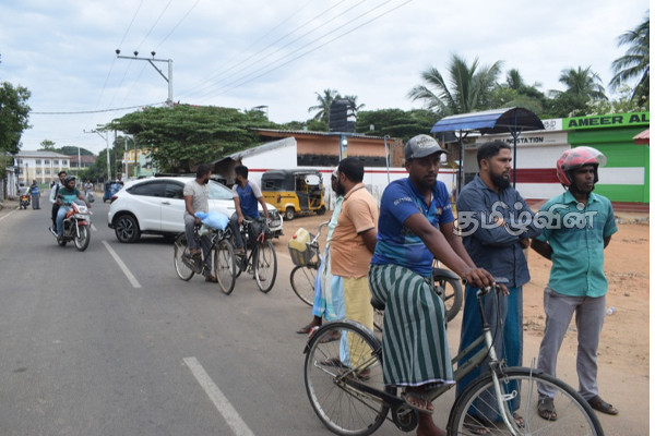 கோறளைப்பற்று மத்தி கூட்டுறவுச் சங்க நிரப்பு நிலையத்தில் முறைகேடு - மக்கள் போராட்டம்(Photo) | People Proudest