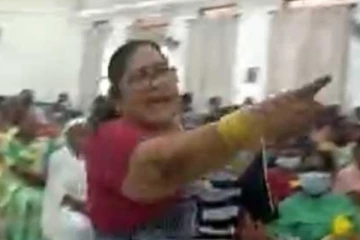රැස්වීමක් මැද කුපිත වී පරුෂ වචනයෙන් බැන වැදුණු ඇමතිනී..!එම අවස්ථාවේ දර්ශන සහිතයි (VIDEO)