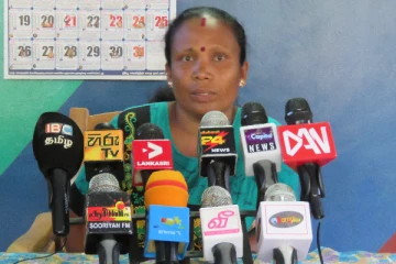சாரா தப்பிக்க உதவி செய்ததாக சந்தேகத்தில் கைது செய்யப்பட்ட தனது கணவரை விடுவிக்குமாறு மனைவி கோரிக்கை