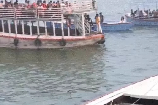 கங்கையில் அரைகுறை ஆடையுடன் குளித்த வீடியோ - கடும் எதிர்ப்பு | Foreigners Bathing In Kashi Viral Video