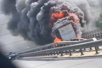 சுவிஸில் பற்றியெரிந்த லொறி... 5 கிலோமீற்றருக்கு போக்குவரத்து நெரிசல்