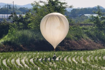 தென்கொரியாவிற்கு பலூன்கள மூலம் அனுப்பிவைக்கப்பட்ட குப்பைகள்