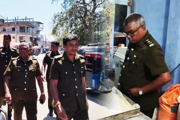 களுவாஞ்சிகுடி வர்த்தக நிலையங்களில் பொது சுகாதார பரிசோதகர்கள் திடீர் சோதனை