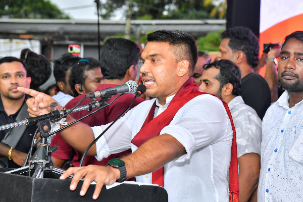 நாமலின் பேரணி மேடையில் கைத்துப்பாக்கியுடன் முன்னாள் எம்.பி - வெடித்த சர்ச்சை | Former Mp With Gun At Namals Rally Controversy நாமலின் பேரணி மேடையில் கைத்துப்பாக்கியுடன் முன்னாள் எம்.பி - வெடித்த சர்ச்சை | Former Mp With Gun At Namals Rally Controversy