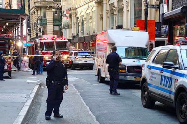 நியூ யோர்க் நகரில் இடிந்து விழுந்த வாகனத் தரிப்பிடம்! | A Collapsed Car Park In New York City