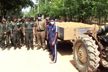 சட்டவிரோதமாக மணல் அகழ்வில் ஈடுபட்ட 12 பேர் உழவு  இயந்திரத்துடன் கைது