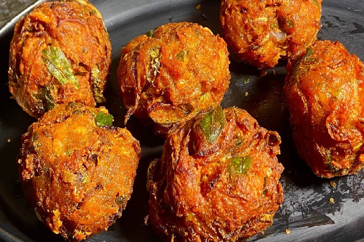சுடச்சுட மொறு மொறு வெங்காய போண்டா – குழந்தைகளை குஷியாக்கும் எளிய ரெசிபி! | How To Make Crispy Onion Bonda At Home சுடச்சுட மொறு மொறு வெங்காய போண்டா – குழந்தைகளை குஷியாக்கும் எளிய ரெசிபி! | How To Make Crispy Onion Bonda At Home