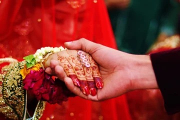 மேக் அப் போடபோன மணப்பெண்கள் தகராறு; திருமணத்தை நிறுத்திய மாப்பிளைகள்