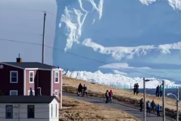 கனேடிய தீவொன்றை நெருங்கும் இராட்சத பனிப்பாறை: வெளியாகியுள்ள வீடியோ