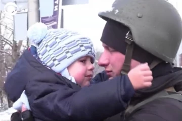உக்ரைனில் குழந்தைக்கும் பொலிஸ் தந்தைக்கும் இடையில் நடந்த பாசப்போராட்டம்! கலங்கவைக்கும் வீடியோ