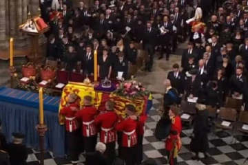 புனித ஜார்ன் தேவாலயத்தில்  ராணி எலிசபெத் உடல் அடக்கம் செய்யப்பட்டது