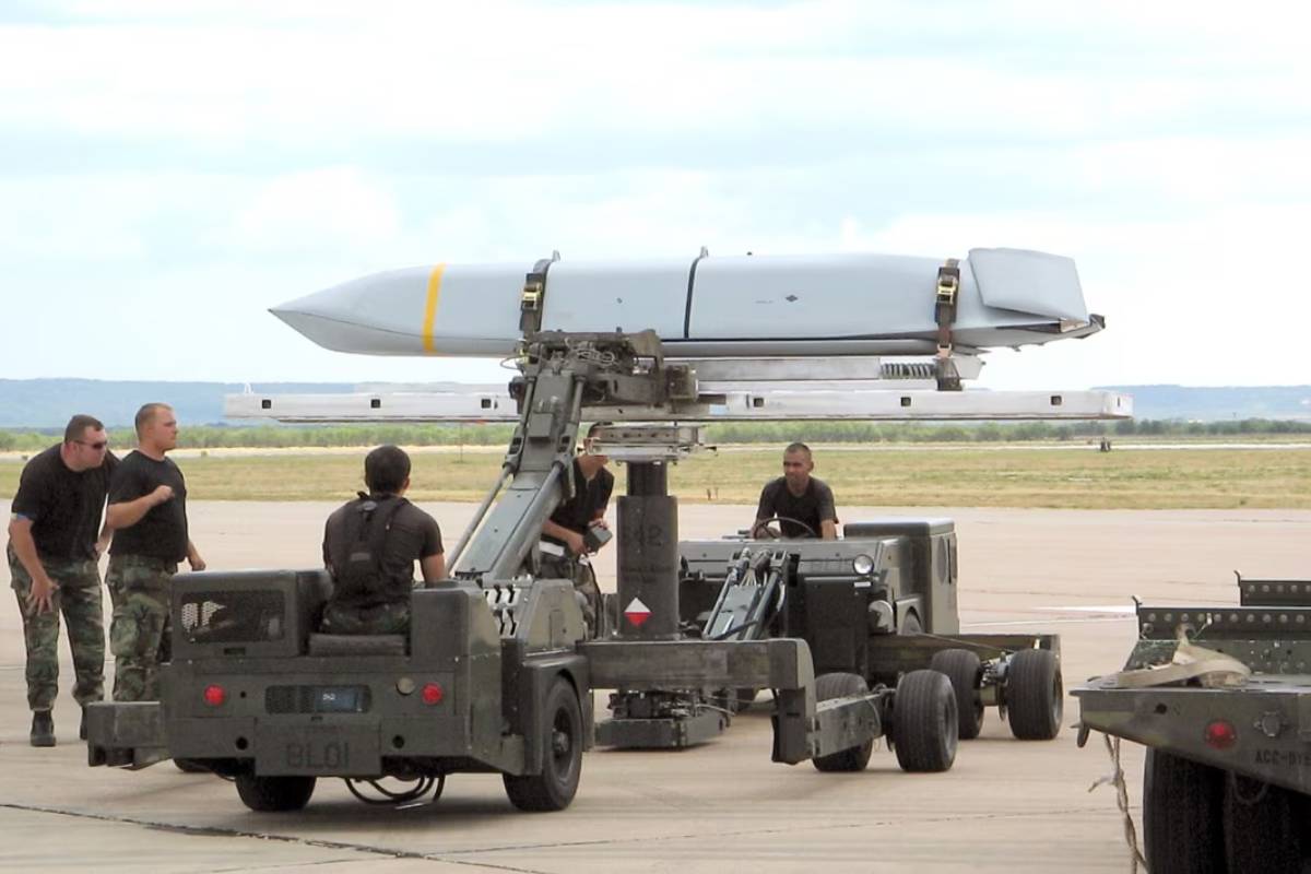 ஈரானை நோக்கி JASSM ஏவுகணைகள் - மோசமான தாக்குதலுக்கு தயாராகும் அமெரிக்கா | Us Deploys Most Of Jassm Er Missile To Iran War