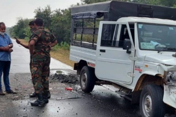 முல்லைத்தீவில் கூட்டமைப்பு பிரமுகரின் வாகனத்துடன் மோதிய இராணுவ வாகனம்