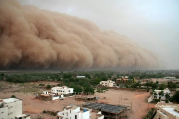 ஸ்பெயினில் வீசும் மணல் புயலால் மக்கள் அவதி