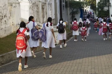 සතියේ දින 05ම සිසුන් පාසැල් කැදවයි..දකුණු පලාත ආණ්ඩුවටත් උඩින් යයි..