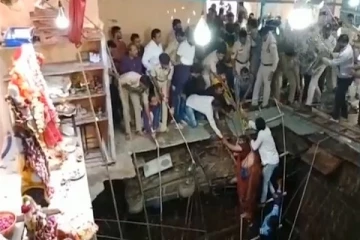 கோவில் தளம் இடிந்து விழுந்ததில் கிணற்றுக்குள் சிக்கிய பக்தர்கள்: 4 பேர் உயிரிழப்பு